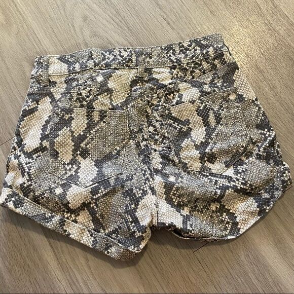 H&M size 2 snake skin printed shorts - Picture 3 of 7